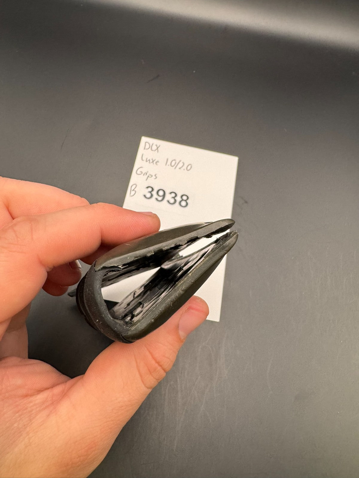 DLX Luxe 1.0/2.0 Grips-Black