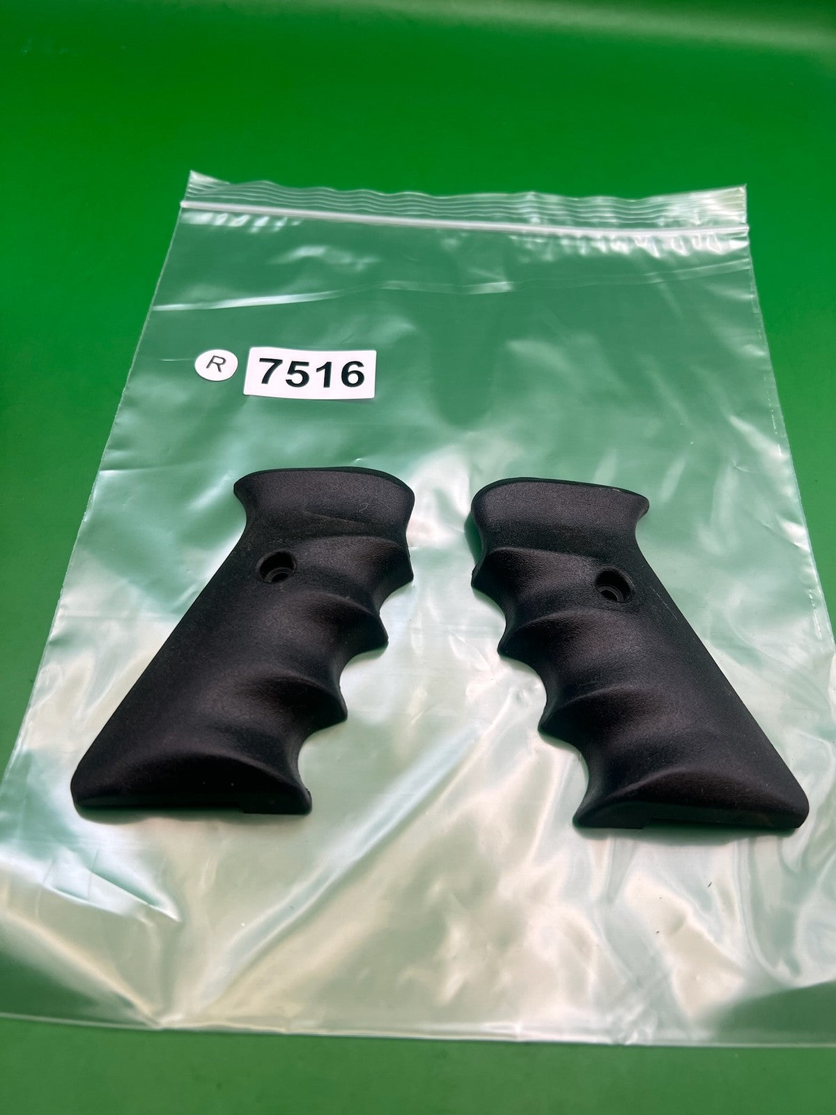 AGD Automag Single Hole Grip Panels Black Left Right Set