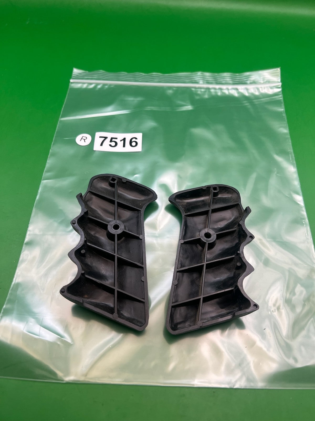 AGD Automag Single Hole Grip Panels Black Left Right Set