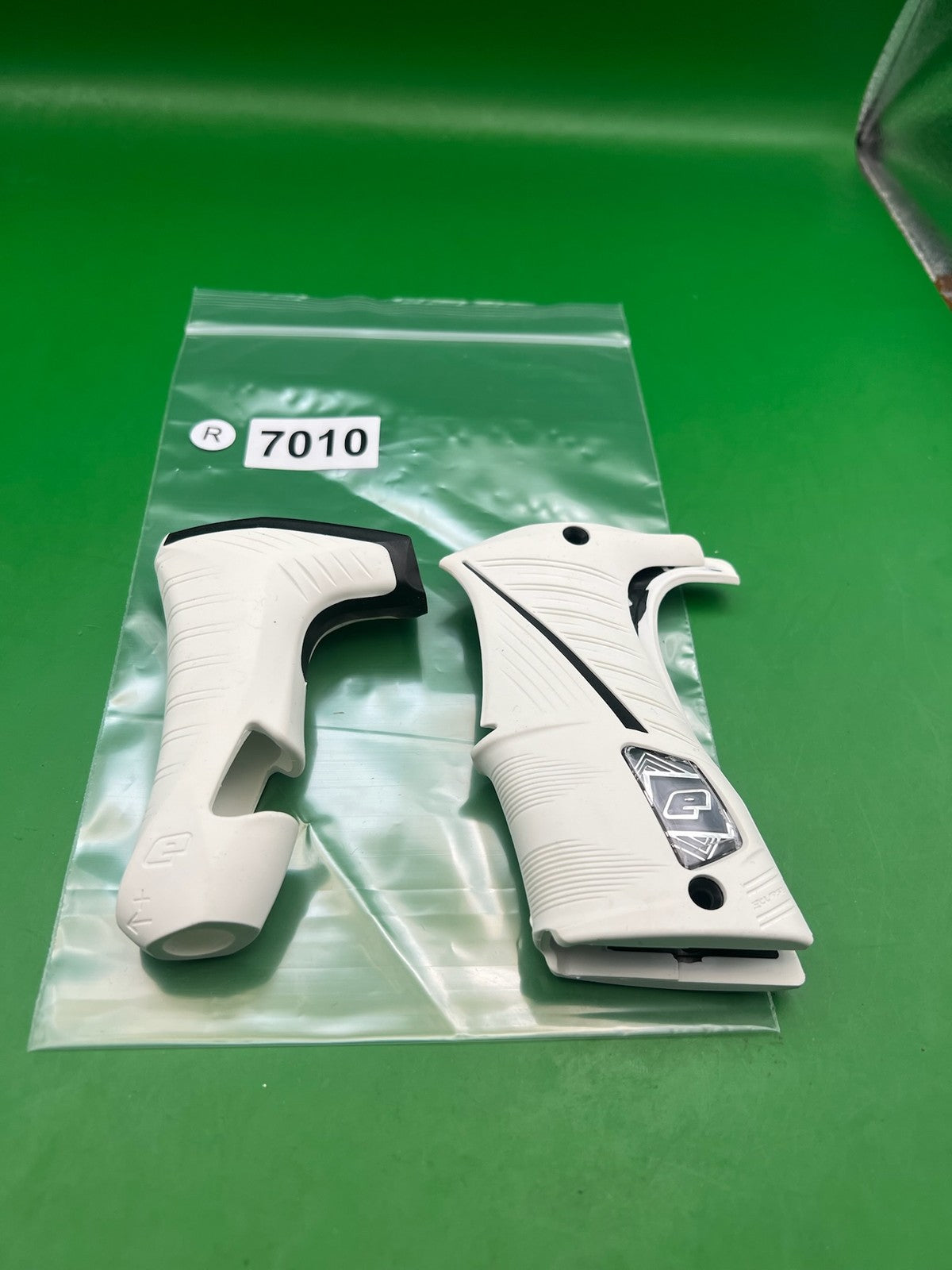 Planet Eclipse Ego / ETEK Grip Panel Set White Black