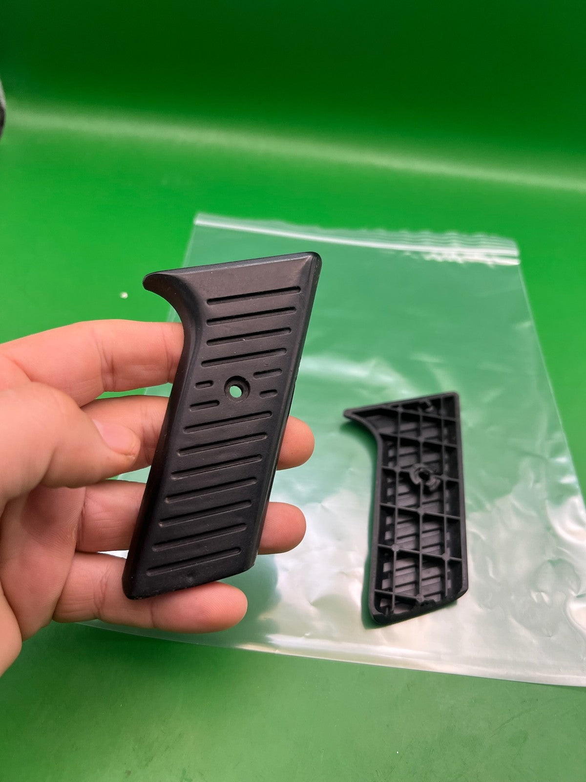 Automag Single Screw Grips