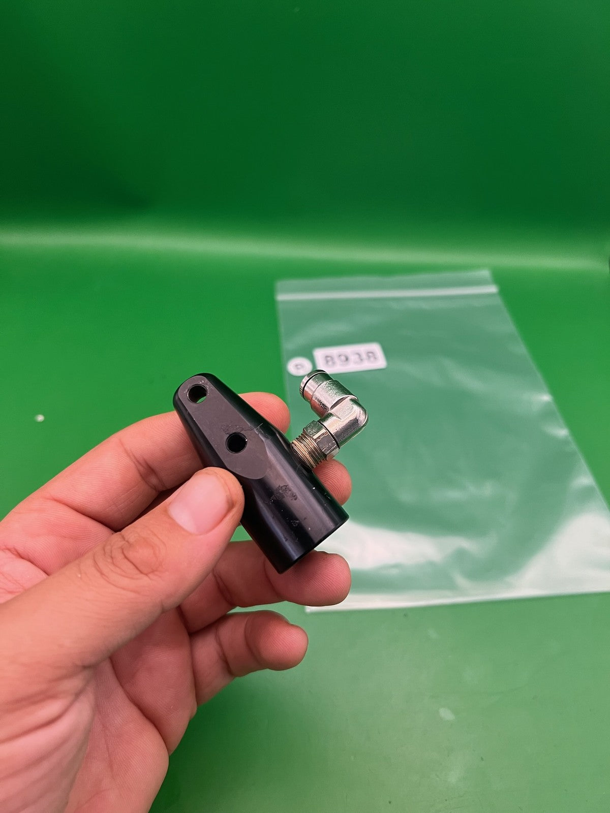 Duck Bill Air Adapter Black with 90-Degree Fitting