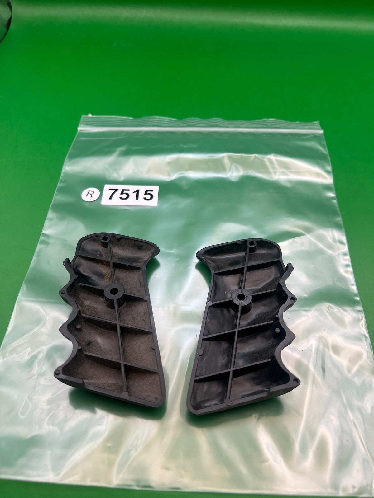 AGD Automag Single Hole Grip Panels Black Left Right Set