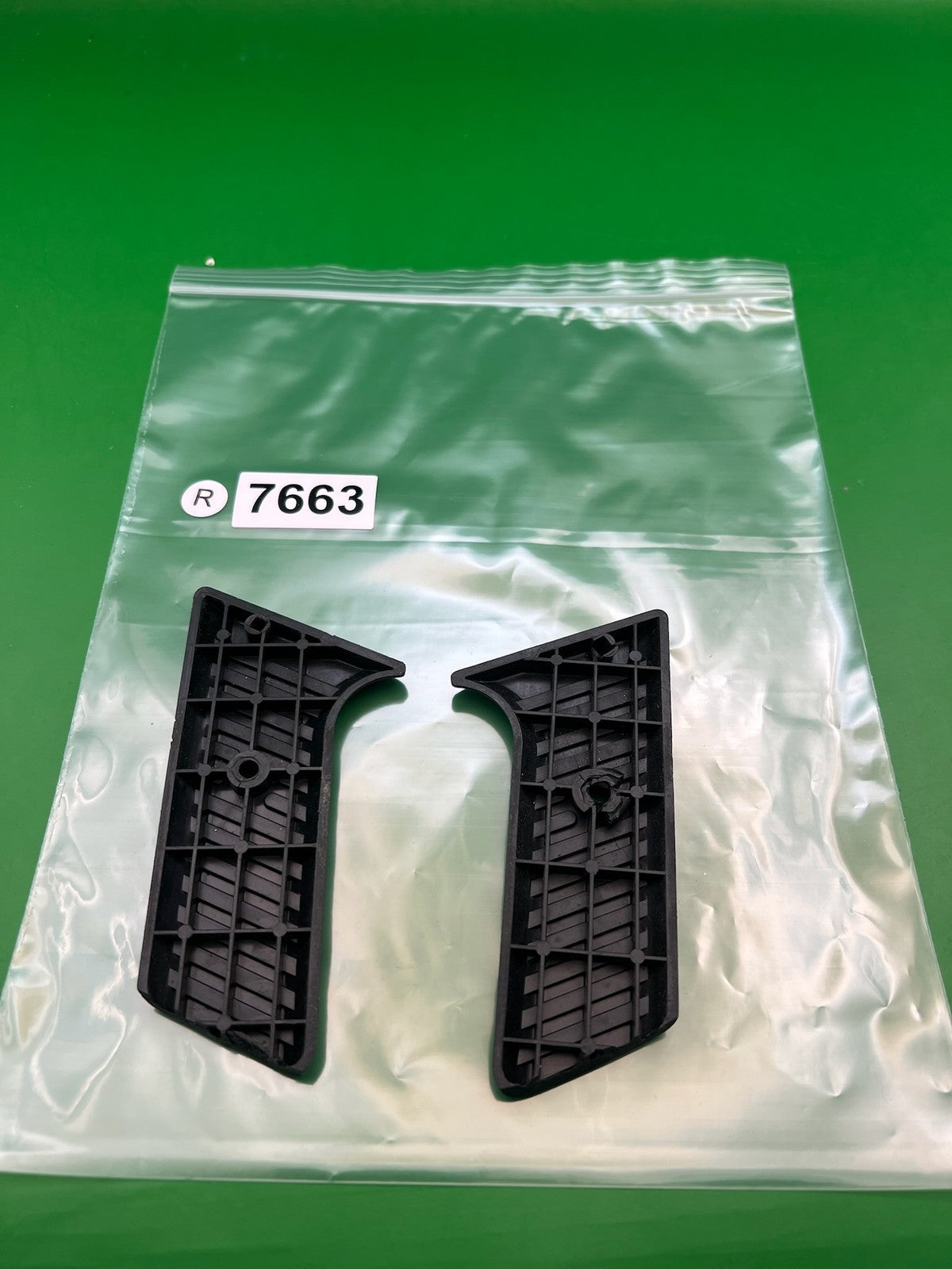 Automag Single Screw Grips