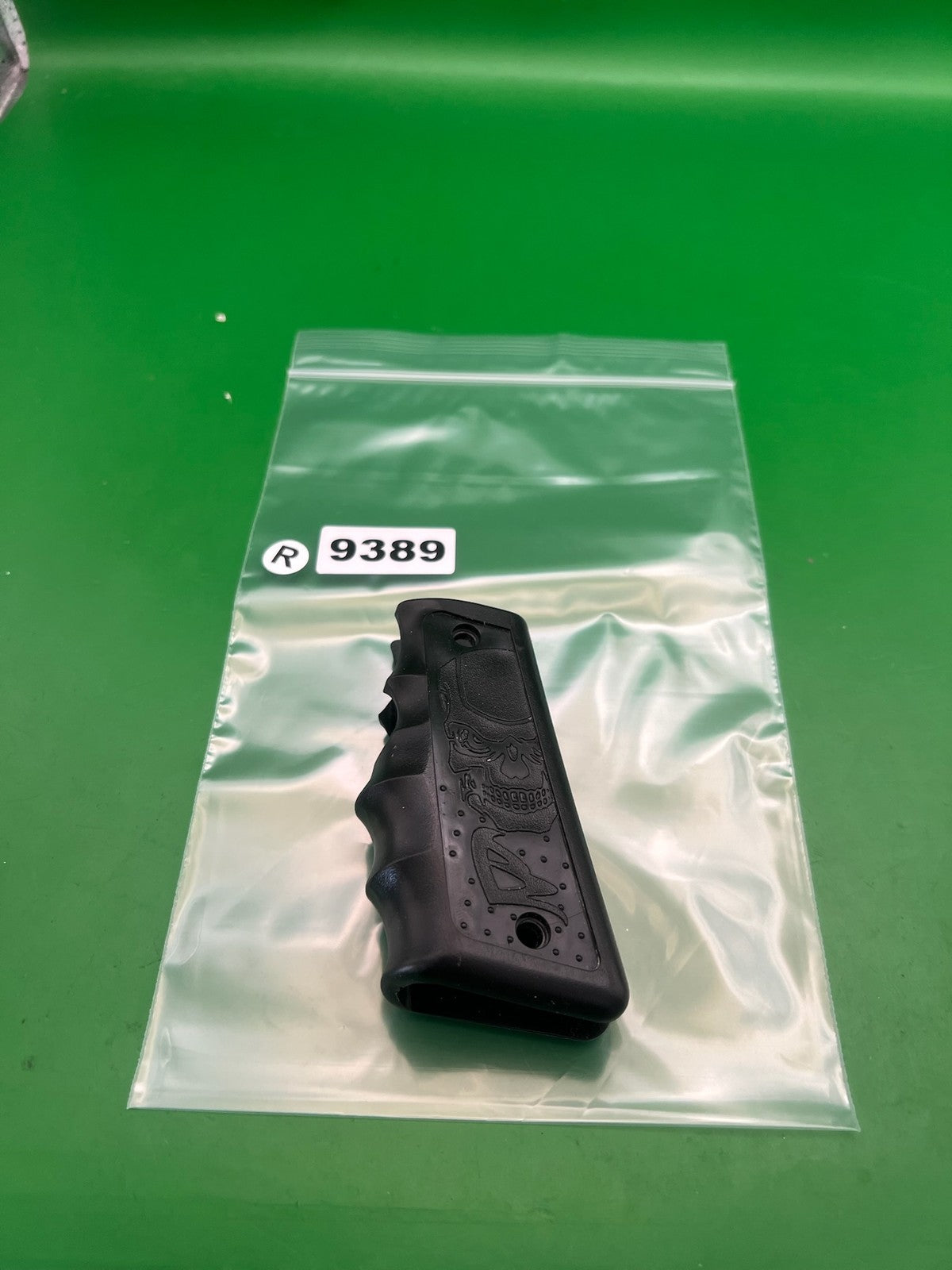 Bob Long Style Right Grips Panel Black Skull