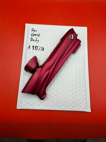 Dye DM10 Boy - used paintball upper body / marker body - red / magenta anno